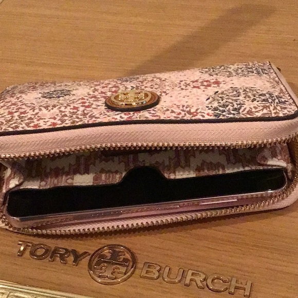Tory Burch Kerrington Smartphone Wristlet 🌟 HOST PICK - Picture 8 of 13